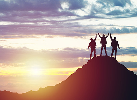 Team Building Through Adventure: How Outdoor Challenges Strengthen Corporate Bonds